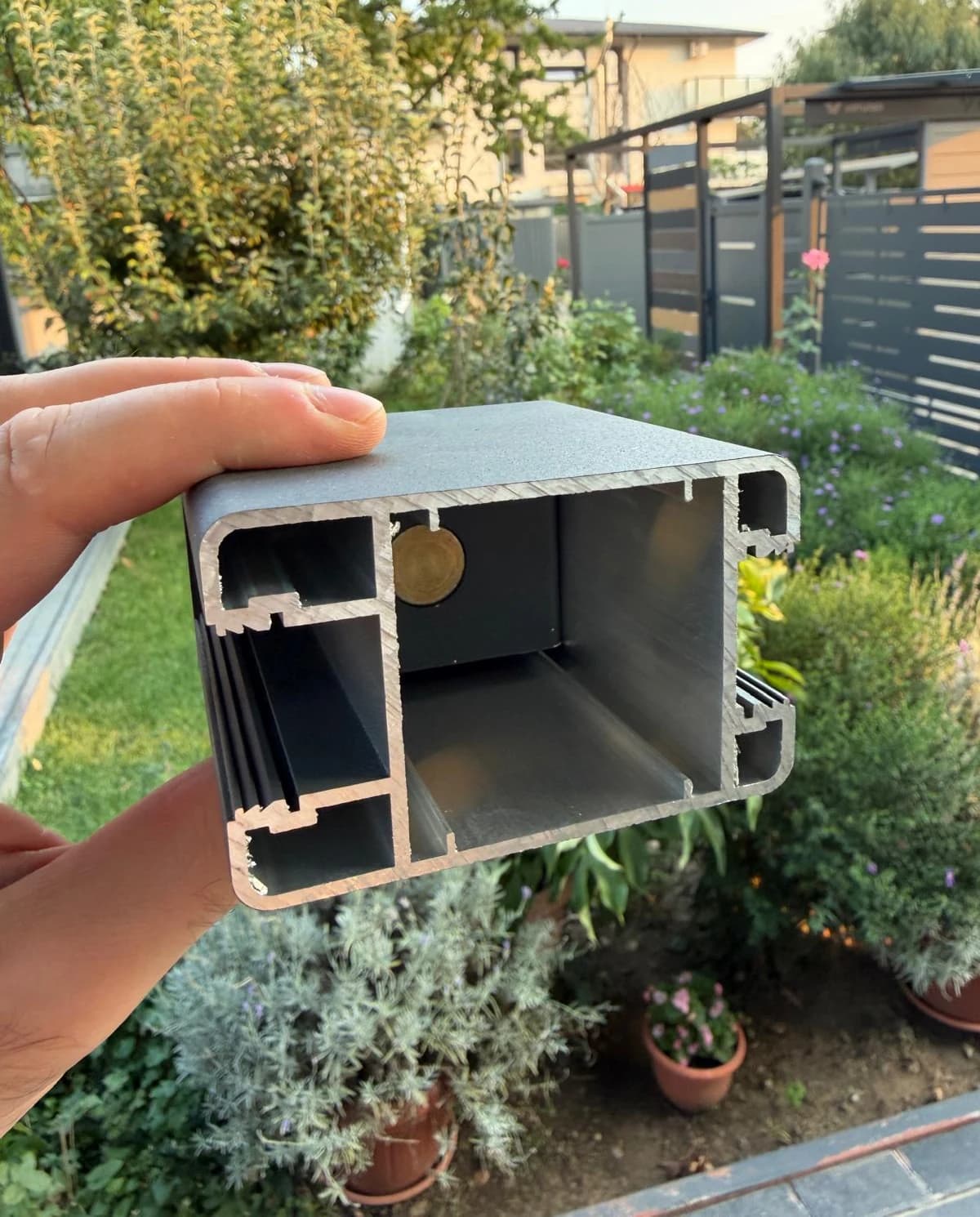 Ramă de poartă din profil de aluminiu multi-cameră, cu canale dedicate pentru lamele și feronerie: mai puține îmbinări vizibile și găuri în material.